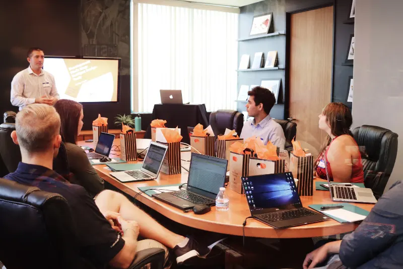 [Imagen de un equipo de negocios colaborando]